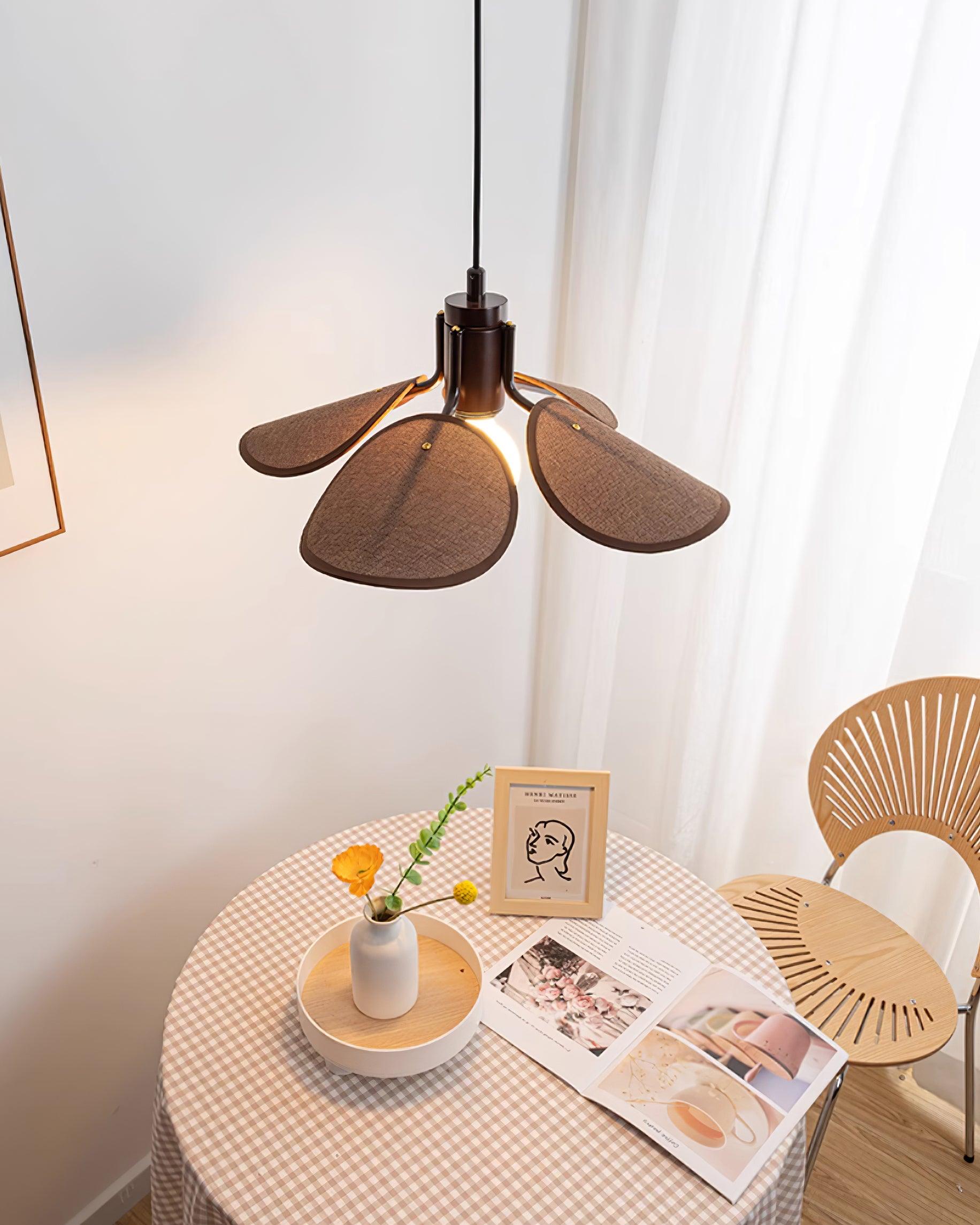 Suspension CALIRA rotin ambiance salon contemporain – Klaross