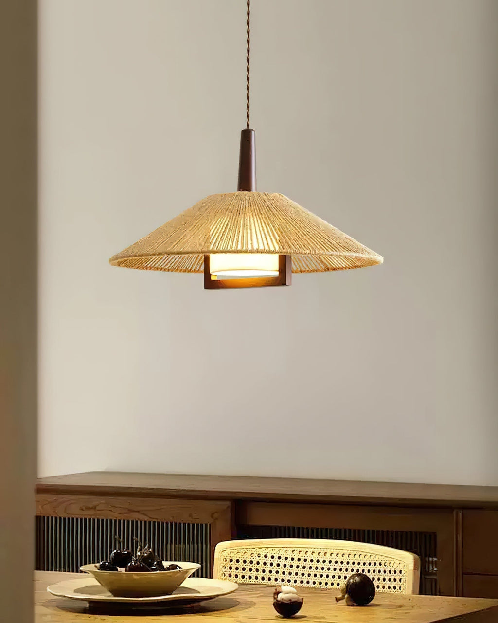Suspension CONIRA luminaire rotin mise en situation – Klaross