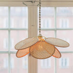 Suspension PETALA luminaire rotin mise en situation – Klaross