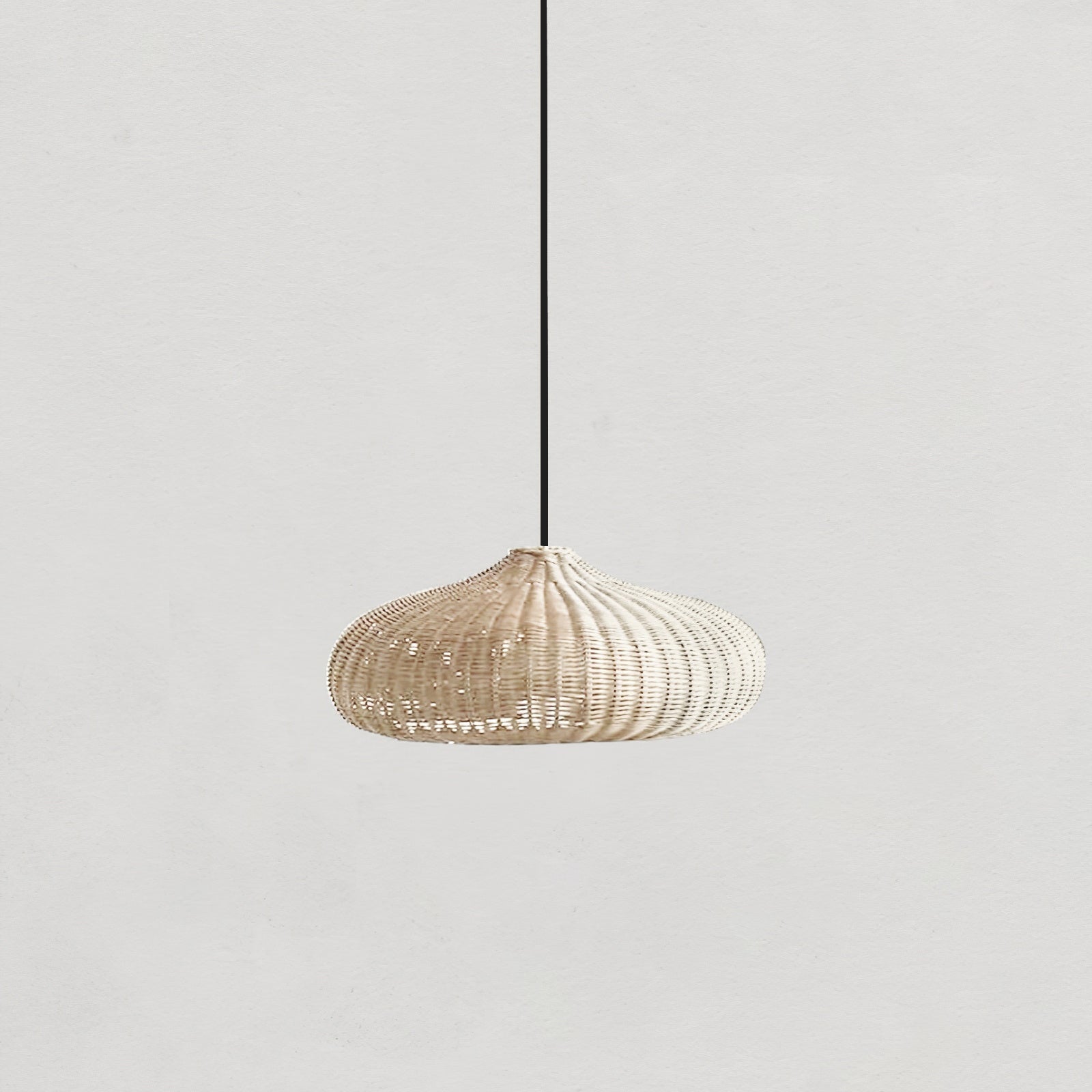 Suspension SAVELO rotin vue de profil – Klaross