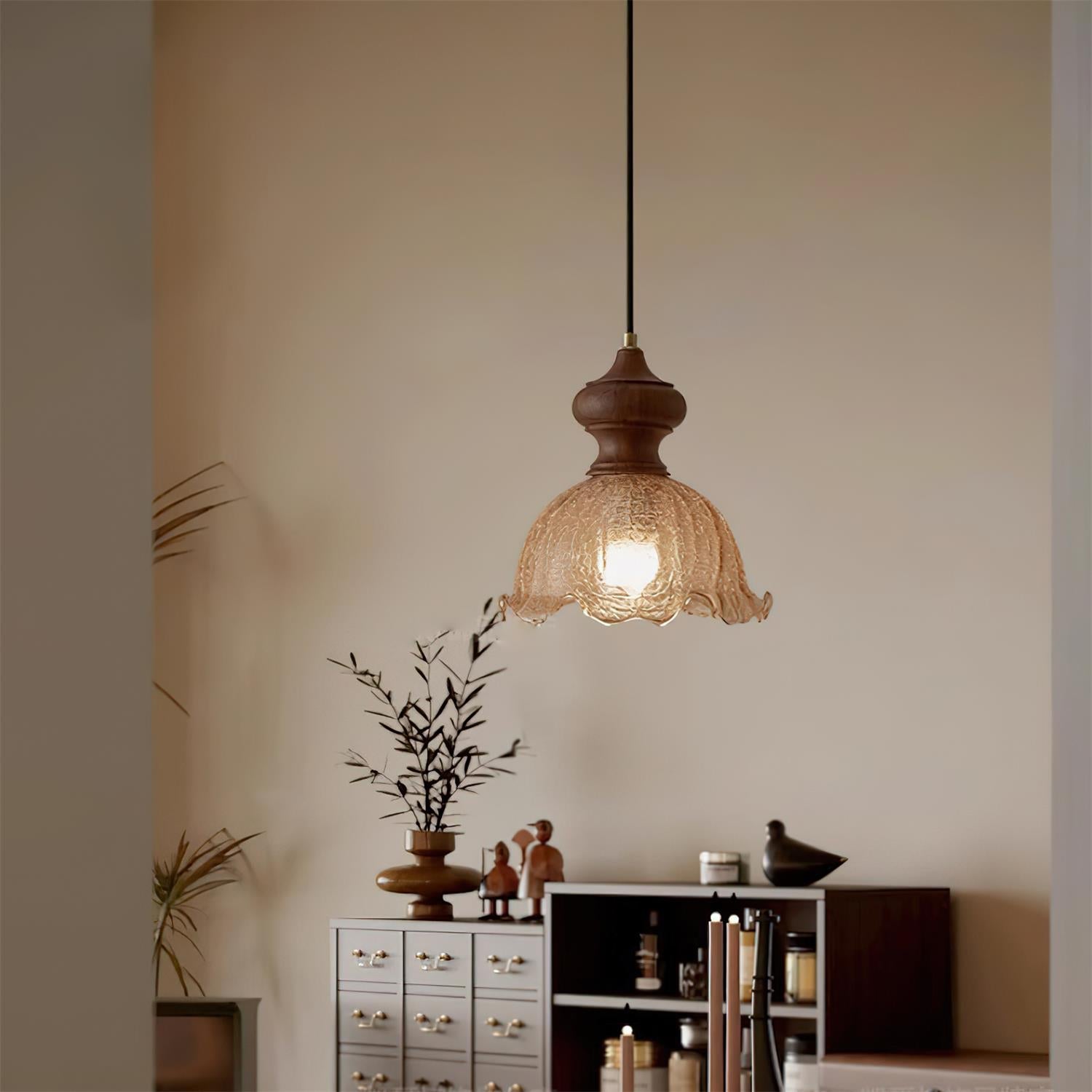 Suspension Iolande vue détail finition en verre ambré – Klaross