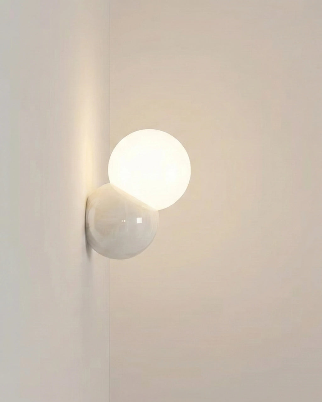 Applique murale métallique Cream Black avec boule lumineuse, hauteur 20 cm.