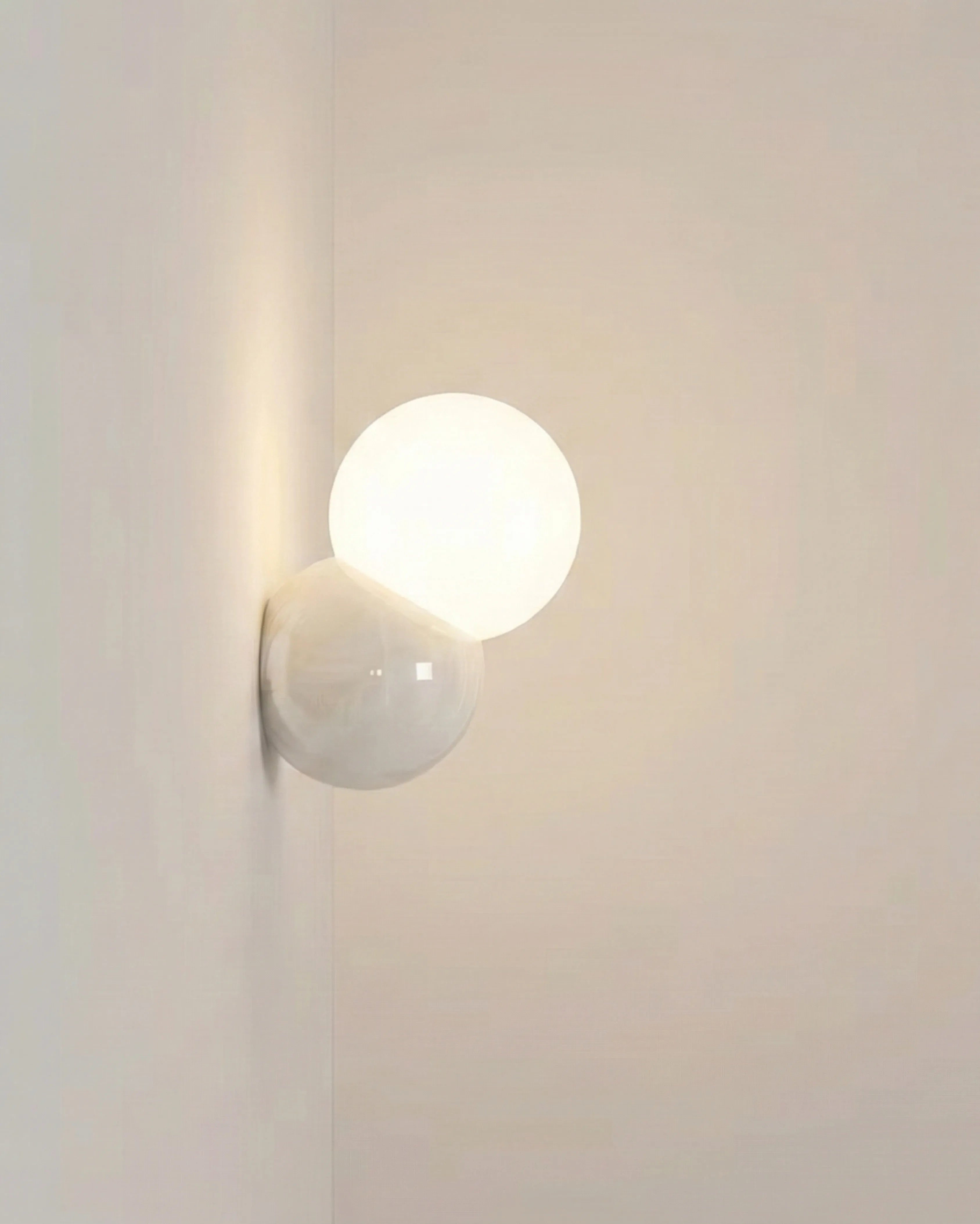 Applique murale métallique Cream Black avec boule lumineuse, hauteur 20 cm.