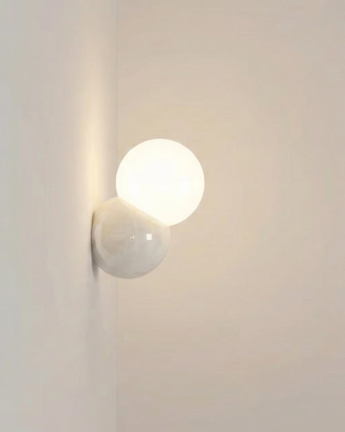 Applique murale métallique Cream Black avec boule lumineuse, hauteur 20 cm.