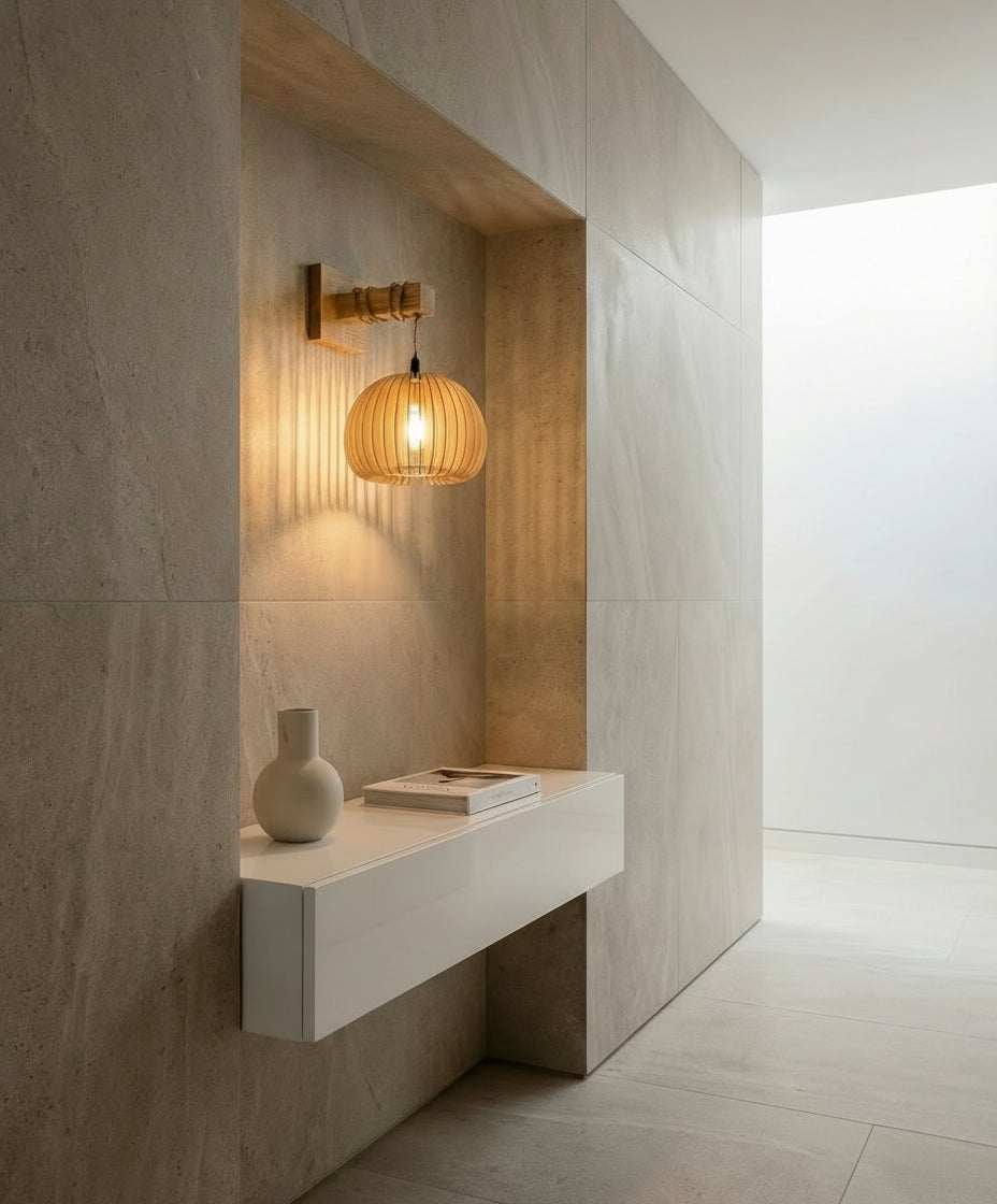 Applique murale bois avec suspension en rotin (lames de bambou), style minimaliste, éclairage décoratif E27.