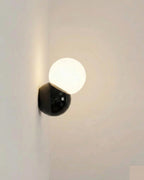 Applique murale boule ronde Cream Black, design nordique en métal avec globe lumineux.