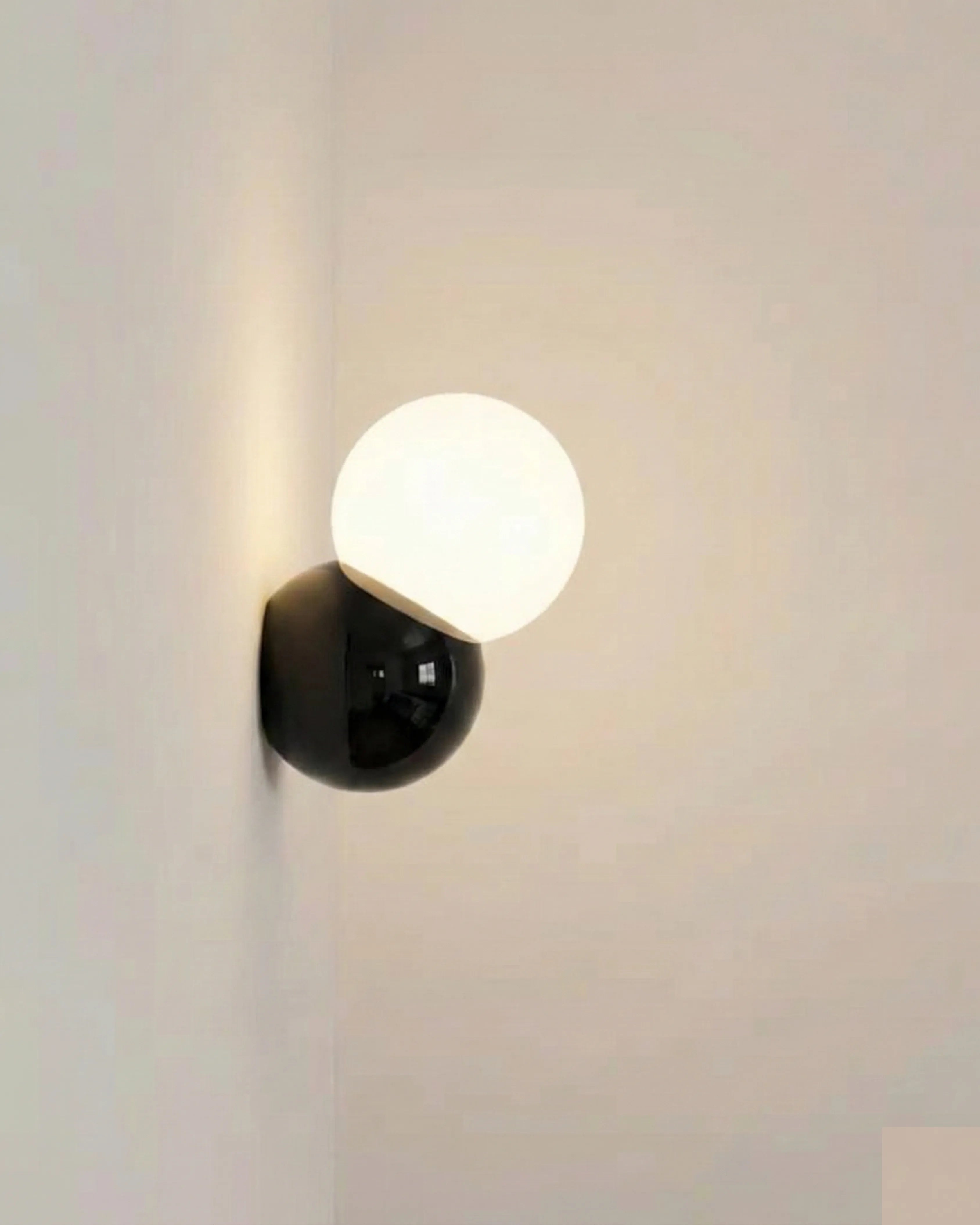 Applique murale boule ronde Cream Black, design nordique en métal avec globe lumineux.