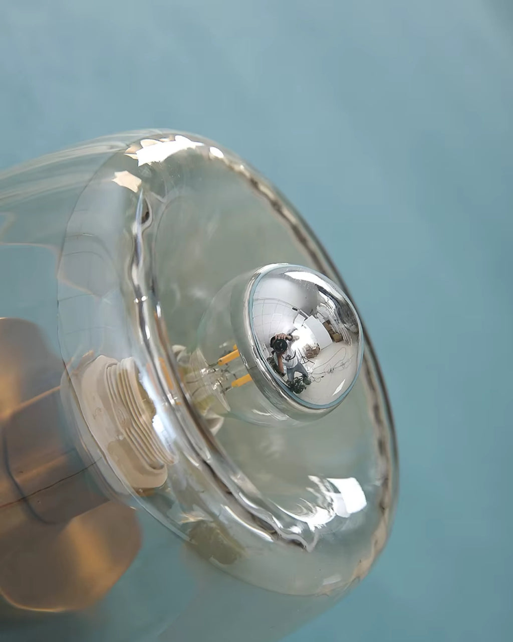 Applique murale en verre style Bauhaus offrant un éclairage intérieur moderne et élégant.