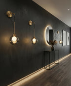 Applique LED en verre fumé style nordique avec support doré, pour ambiance chaleureuse dans la maison.
