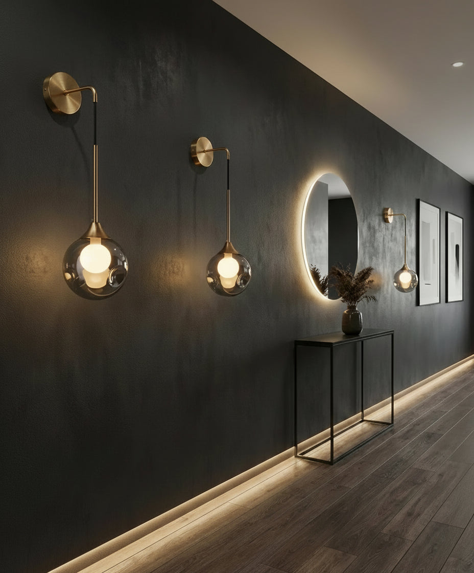 Applique LED en verre fumé style nordique avec support doré, pour ambiance chaleureuse dans la maison.