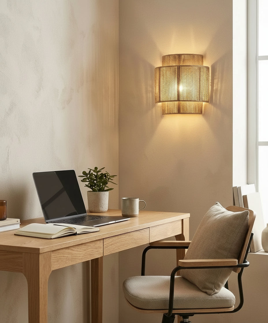 Applique murale avec tissage en chanvre naturel, idéale pour une chambre d'hôtel de luxe ou un salon.