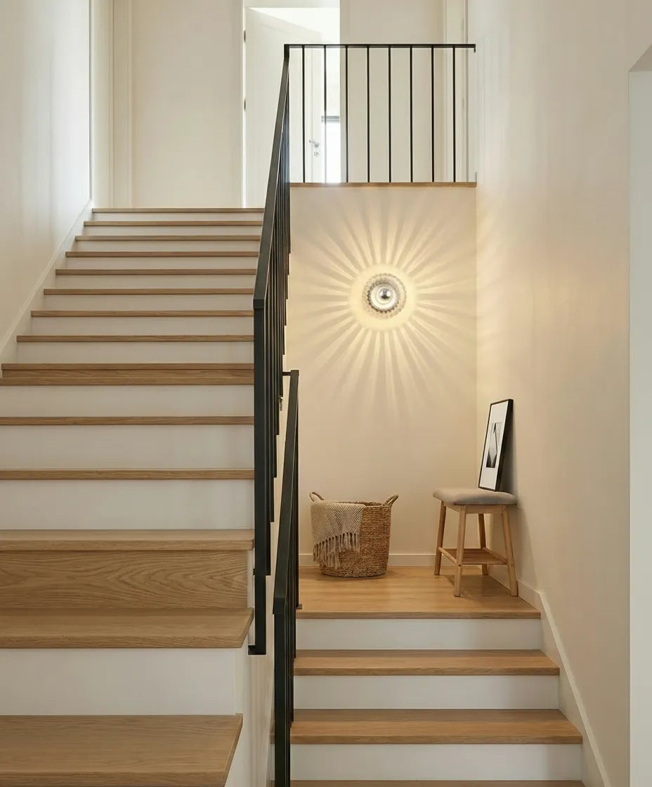 Lampe murale décorative en verre avec diffusion lumineuse chaleureuse, parfaite pour chambre ou salon.