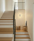Lampe murale décorative en verre avec diffusion lumineuse chaleureuse, parfaite pour chambre ou salon.
