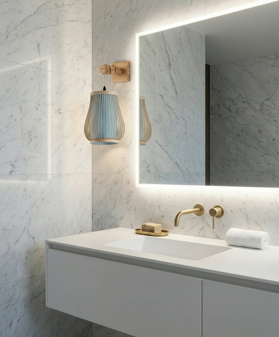 Éclairage mural bois et osier bleu, design japonais, style minimaliste pour salon ou couloir.