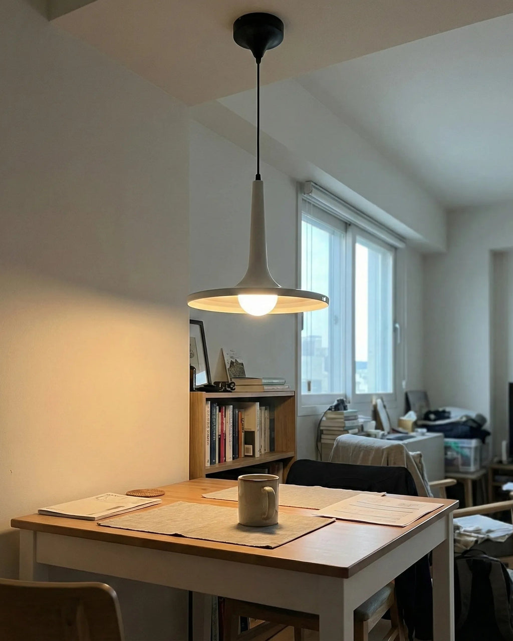 Lampe murale design diffusant une lumière chaleureuse pour intérieur moderne — Klaross.