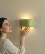 Lustre moderne diffusant une lumière chaleureuse dans le salon — Klaross.