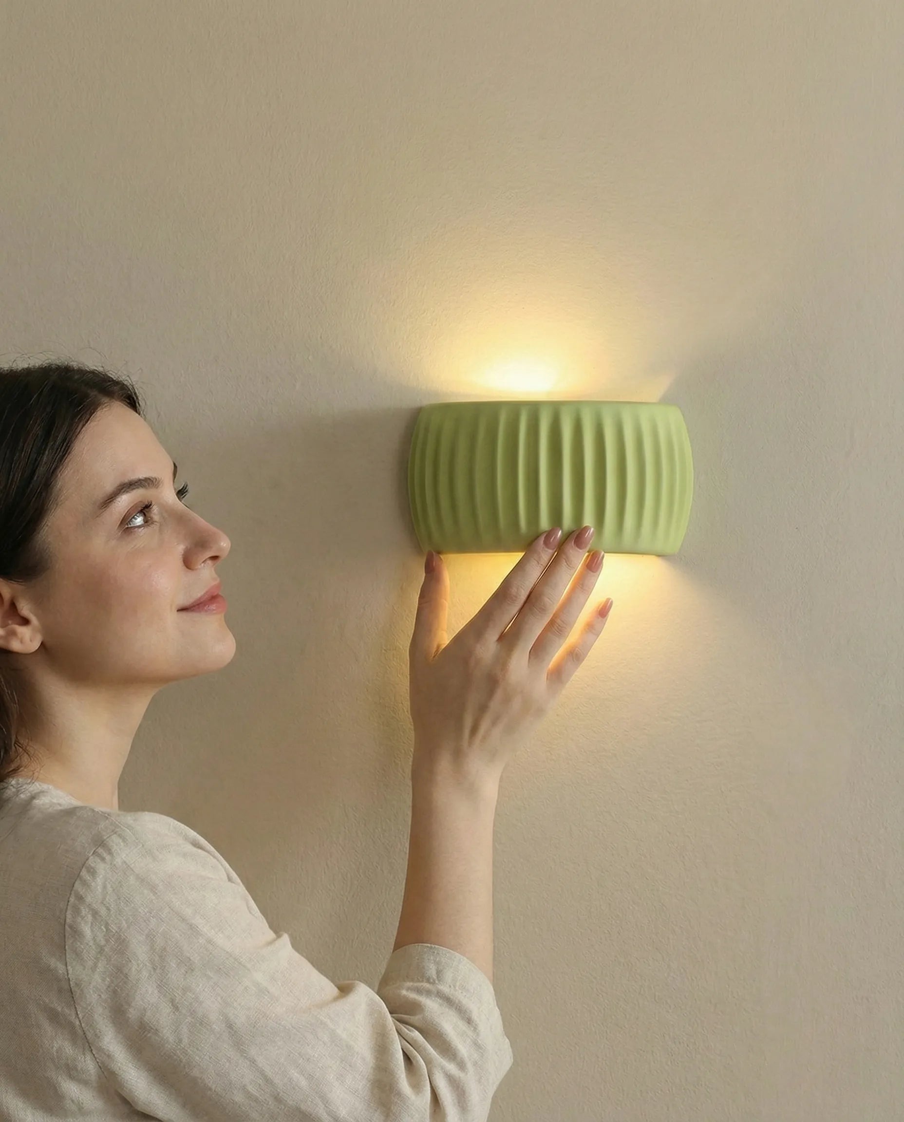 Lustre moderne diffusant une lumière chaleureuse dans le salon — Klaross.