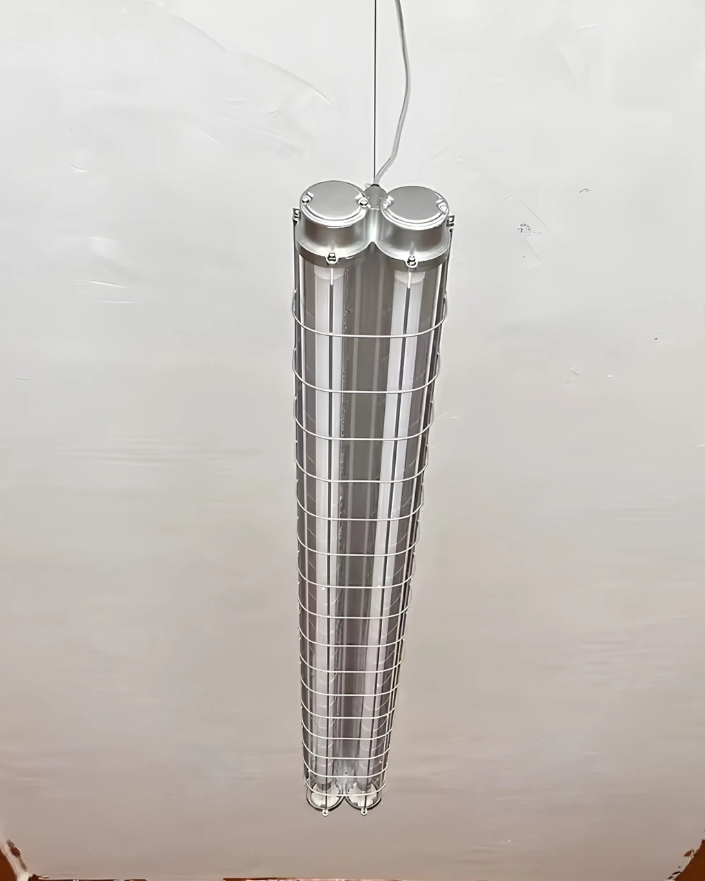 Suspension LED industrielle noire en tube long, éclairage linéaire parfait pour salle à manger, bureau ou cuisine moderne.