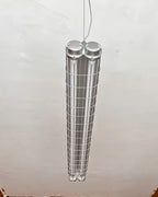 Suspension LED industrielle noire en tube long, éclairage linéaire parfait pour salle à manger, bureau ou cuisine moderne.