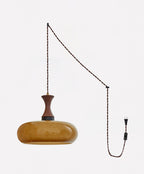 Lustre suspendu en verre avec design contemporain, idéal pour illuminer un salon ou une chambre avec style.