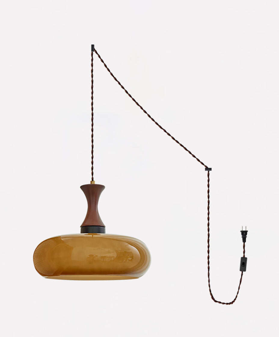 Lustre suspendu en verre avec design contemporain, idéal pour illuminer un salon ou une chambre avec style.