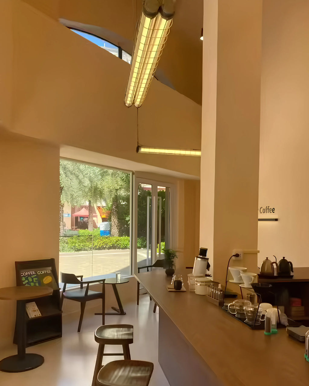 Suspension LED industrielle noire en tube long, éclairage linéaire parfait pour salle à manger, bureau ou cuisine moderne.