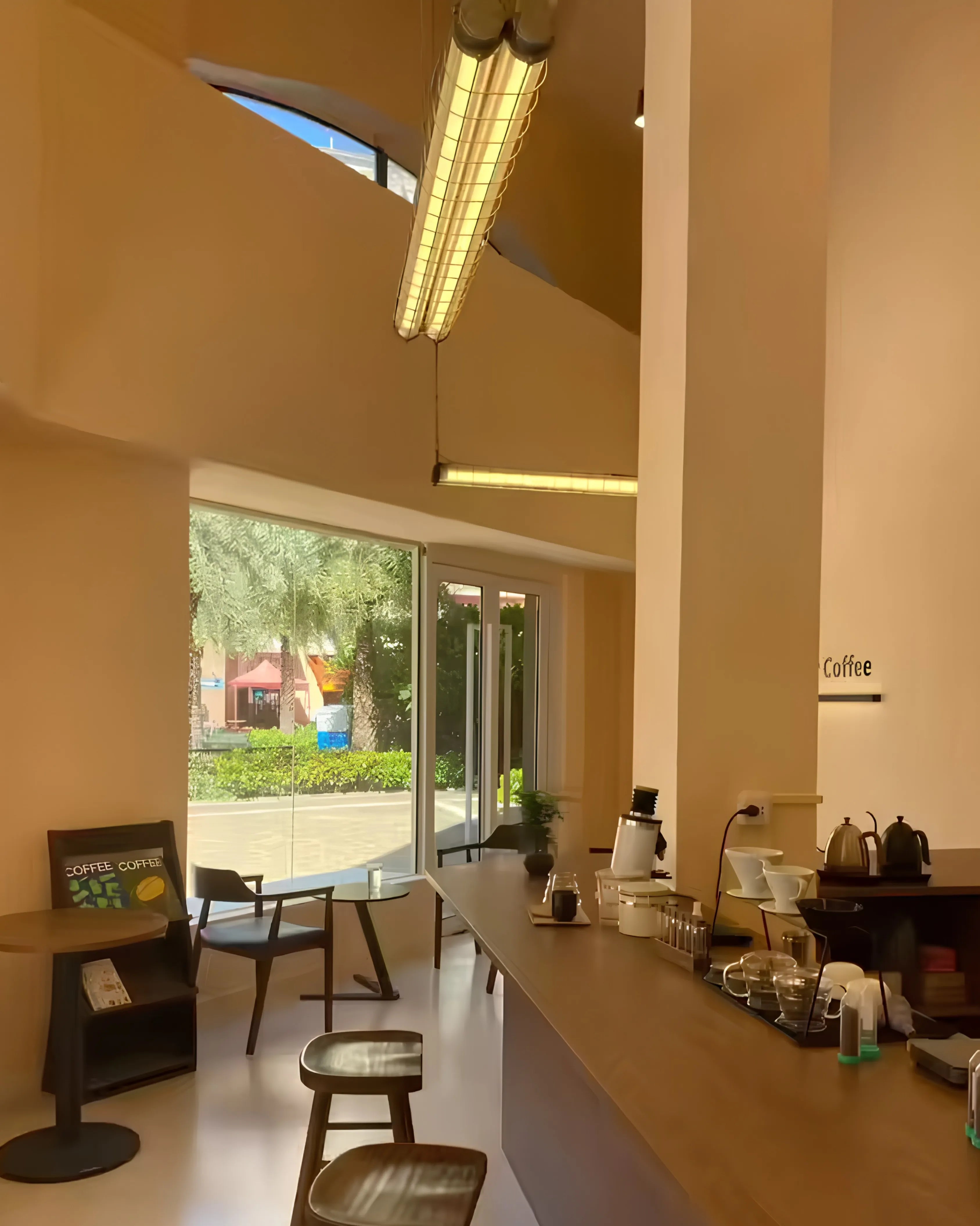 Suspension LED industrielle noire en tube long, éclairage linéaire parfait pour salle à manger, bureau ou cuisine moderne.