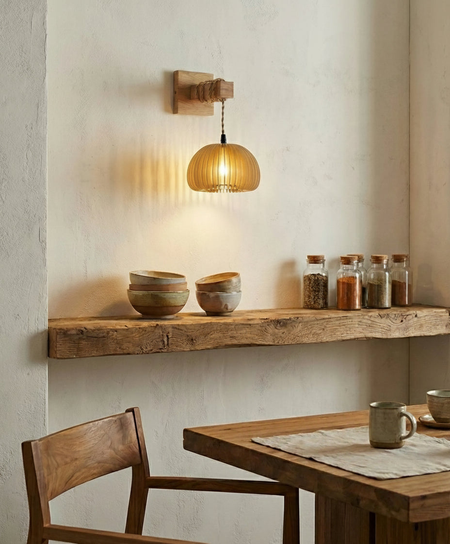 Lampe de chevet suspendue avec support mural en bois, abat-jour rotin design organique, idéale hôtel.