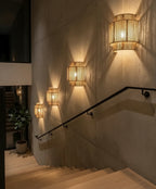 Lampe murale en rotin au design rustique et élégant, parfaite pour éclairer un salon ou une salle à manger.