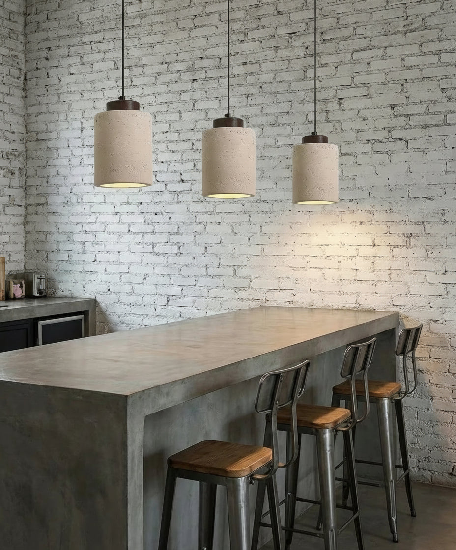 Lampe pendant en pierre wabi-sabi cylindrique, idéale en éclairage de chevet ou au-dessus d’un comptoir moderne.