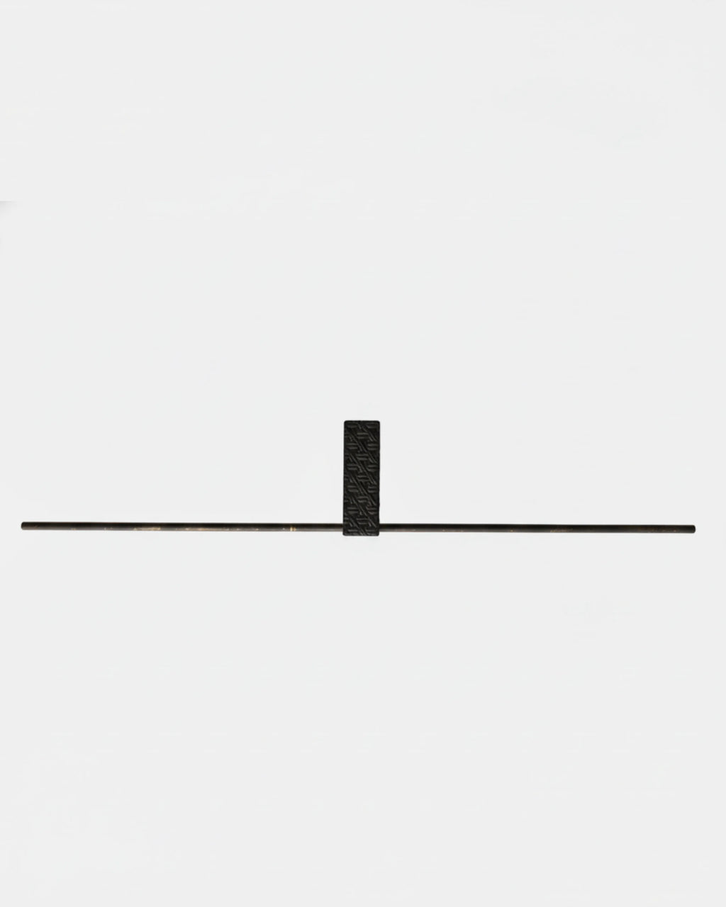 Lampe de plafond linéaire noire 90 cm, style contemporain, lumière LED douce et homogène.