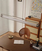 Lampe plafond en verre moulé design contemporain diffusant une lumière douce.