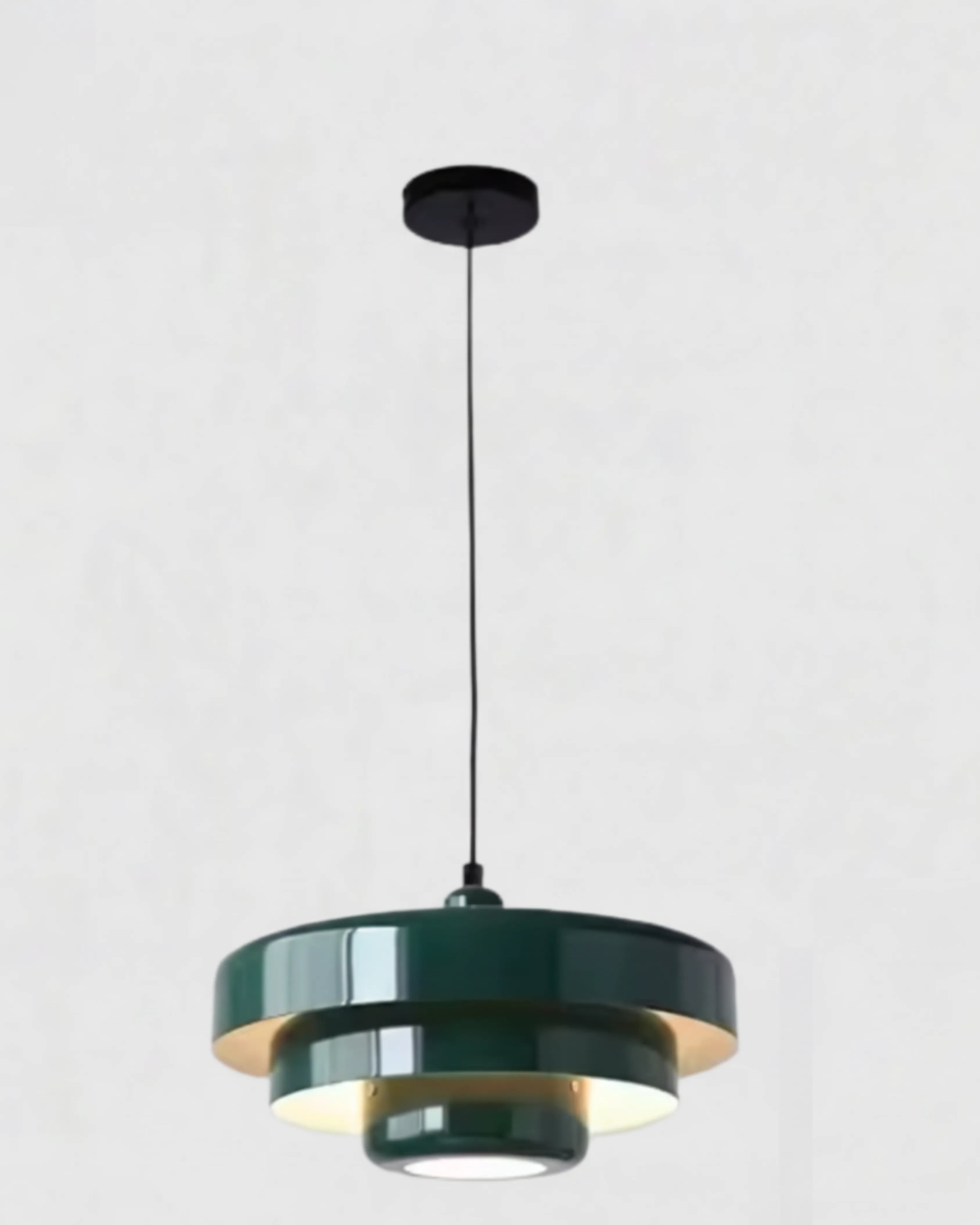 Lampe suspendue en métal rouge au style nordique, adaptée à une chambre design ou un studio étudiant recherchant une ambiance contemporaine chic.