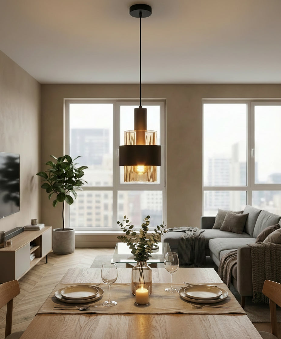 Lampe suspendue en verre ambré à l’esprit industriel chic, parfaite pour une salle à manger moderne ambiance New York.