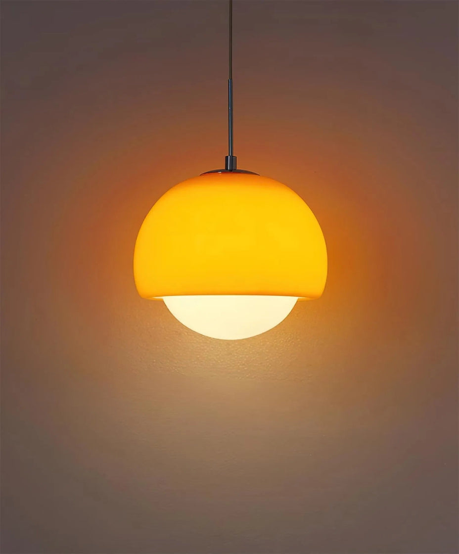 Lampe suspendue en verre design pour intérieur contemporain.