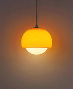 Lampe suspendue en verre design pour intérieur contemporain.