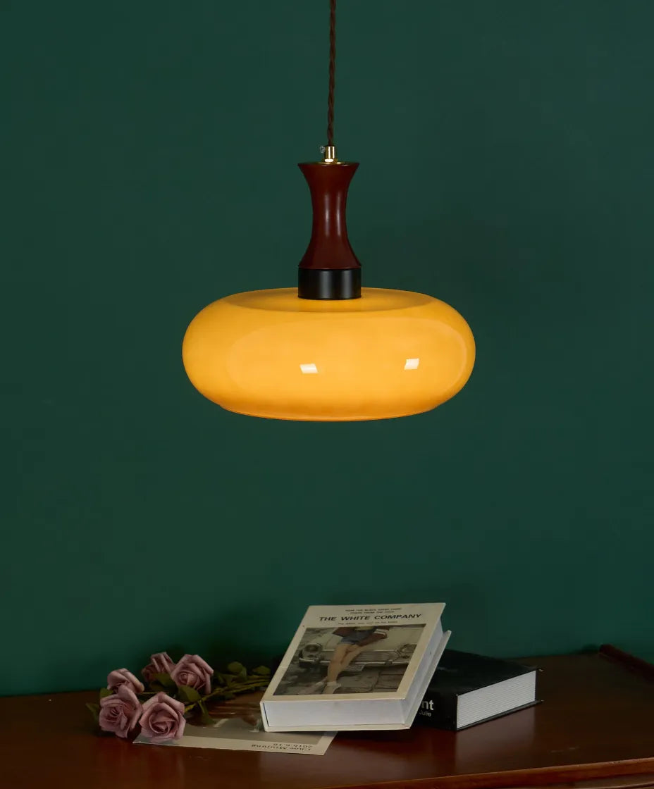Lampe suspendue en verre design pour créer une ambiance lumineuse moderne dans la maison.