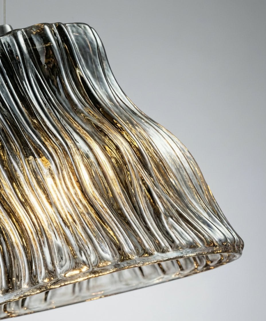 Lampe suspendue en verre fumé noir.