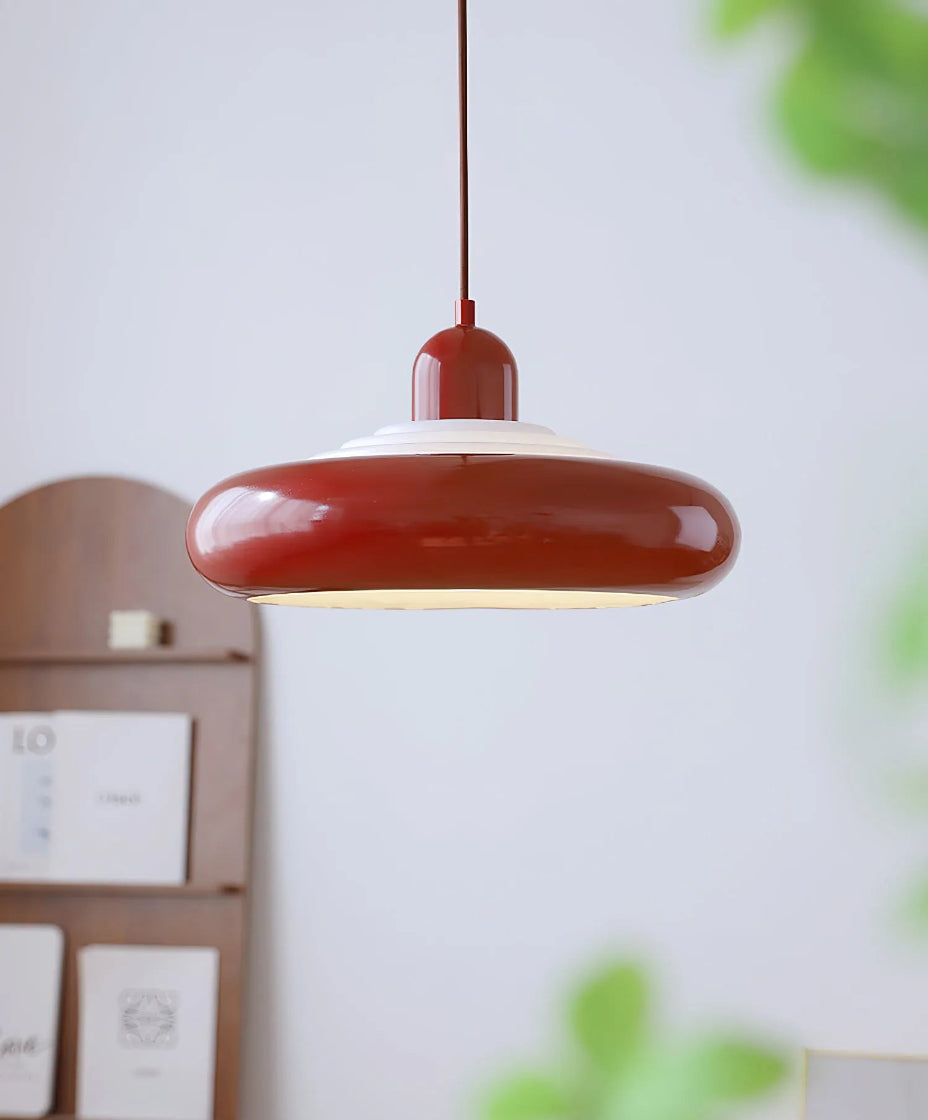 Lampe suspendue en verre design pour maison contemporaine.