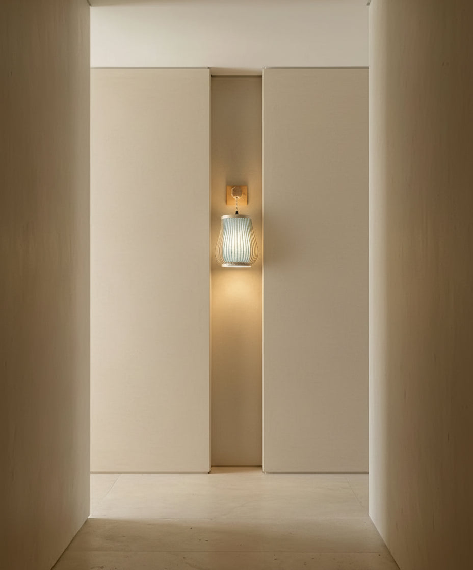 Luminaire mural en bambou et osier bleu, suspension design naturel pour salle à manger ou cuisine.