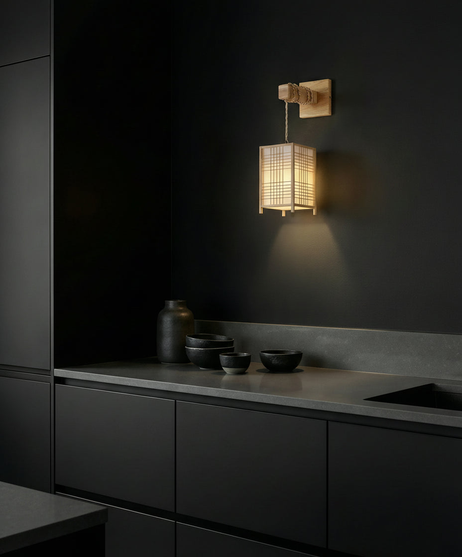 Luminaire suspension bambou avec quadrillage lanterne, support en bois naturel pour cuisine ou salle à manger.