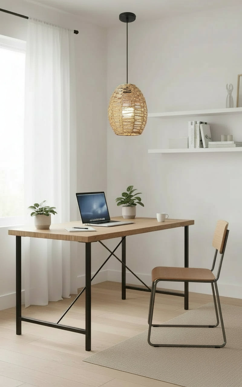 Luminaire suspension bohème en rotin beige, forme ovale, idéal pour l'éclairage d'un bar, restaurant ou hall d'hôtel.