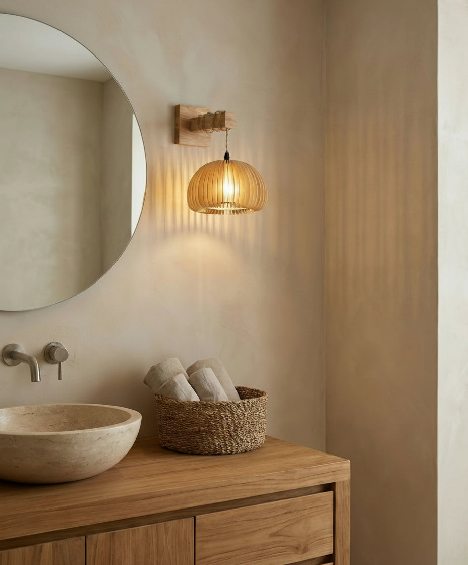 Luminaire en bois et bambou, design à lames style nordique, parfait pour cuisine ou salle à manger.