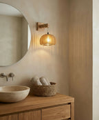Luminaire en bois et bambou, design à lames style nordique, parfait pour cuisine ou salle à manger.