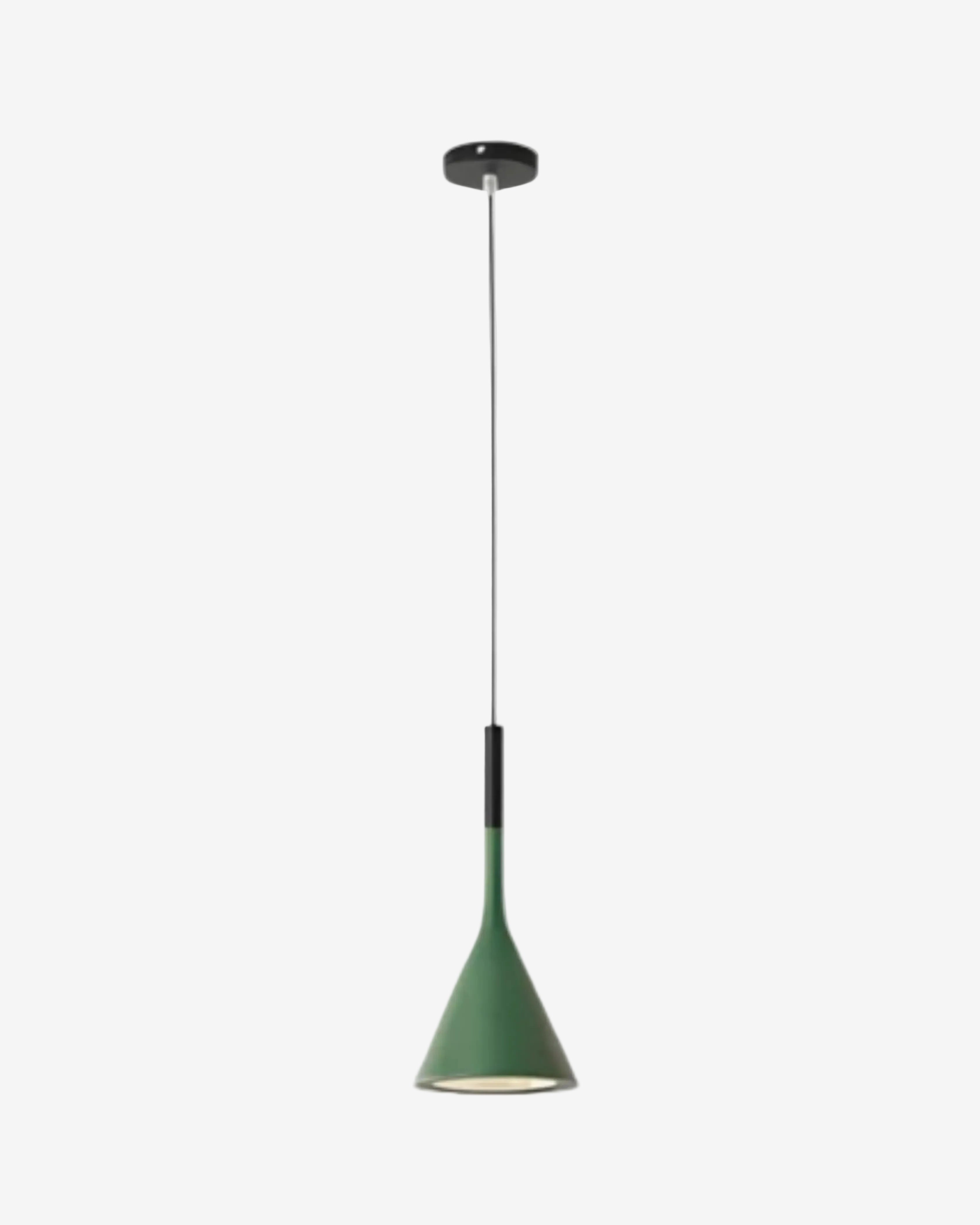 Luminaire conique en métal au design épuré créant une ambiance lumineuse chaleureuse dans un salon