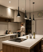 Luminaire conique inspiré du design scandinave parfait pour illuminer un îlot de cuisine avec élégance