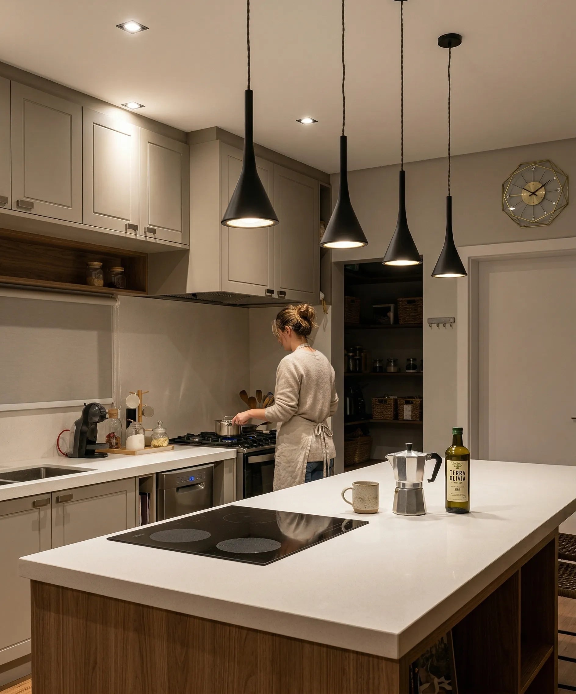 Luminaire conique inspiré du design scandinave parfait pour illuminer un îlot de cuisine avec élégance