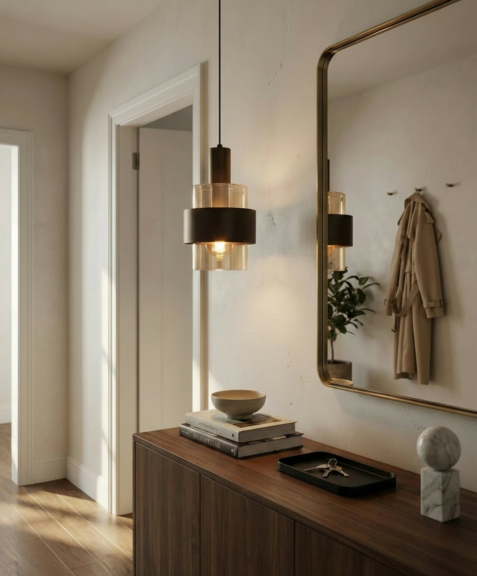 Luminaire cylindrique en verre ambré et bronze, adapté à un intérieur moderne type loft NYC ou chambre étudiante stylisée.