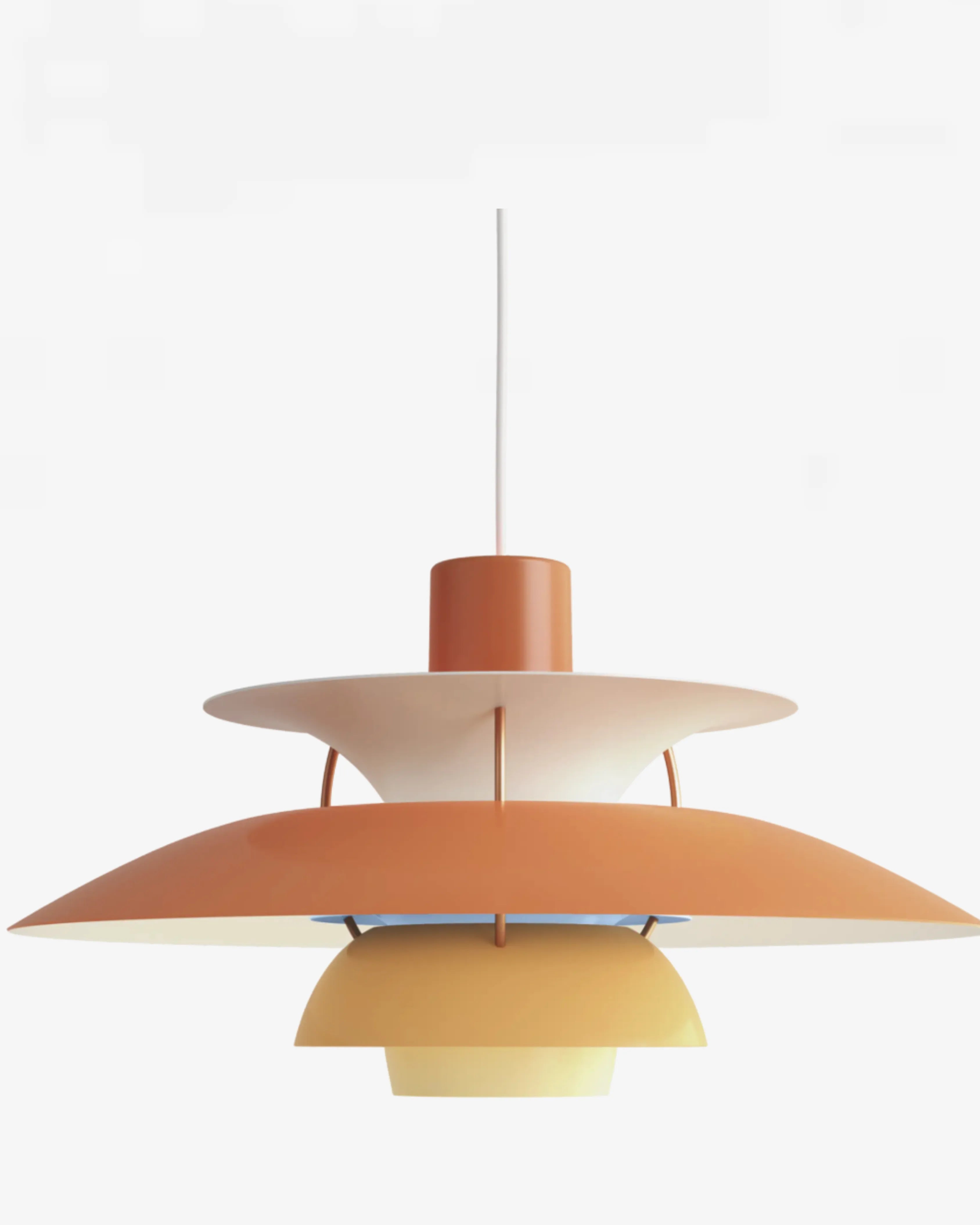 Luminaire design danois en forme de soucoupe créant une ambiance lumineuse douce et raffinée