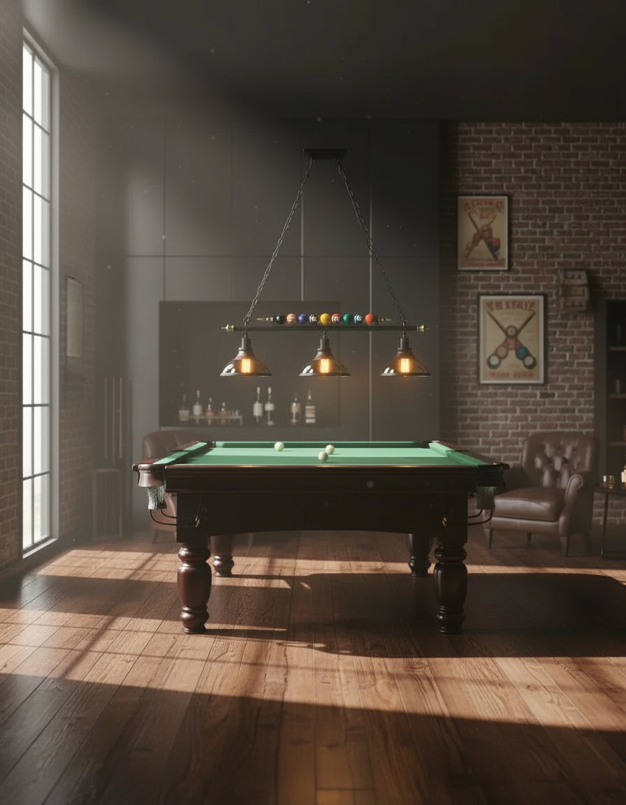 Luminaire industriel en verre et métal noir, suspension billard parfaite pour restaurant, café ou salon moderne.